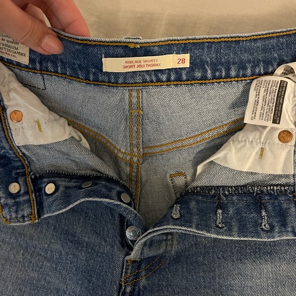 Levi’s ribcage Jean shorts! - Picture 3 of 7